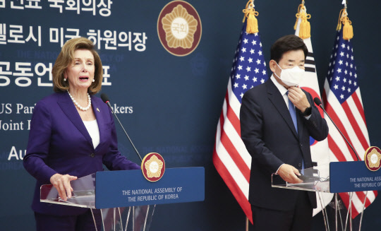 낸시 펠로시(왼쪽) 미국 하원의장이 4일 서울 여의도 국회를 방문, 김진표(오른쪽) 국회의장과 회담한 뒤 열린 공동언론발표에서 발언하고 있다.<국회사진기자단·연합뉴스>